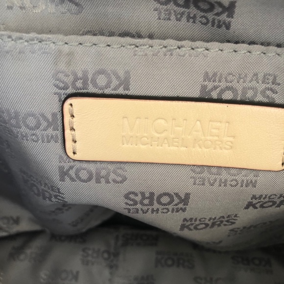 COPY - Michael Kors Purse - Metallic Signature Design - Picture 7 of 10